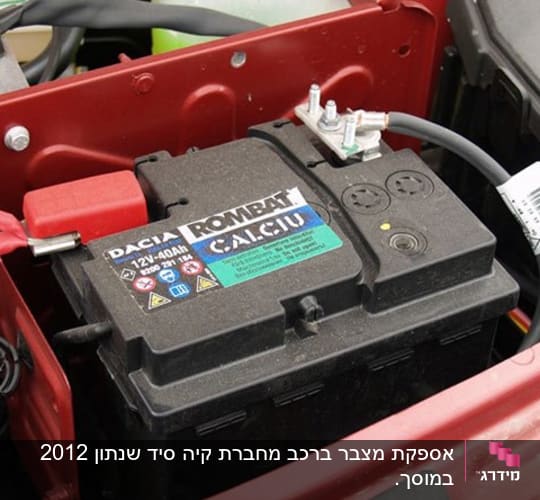 מצבר רכב עם חיבורים וכבלים